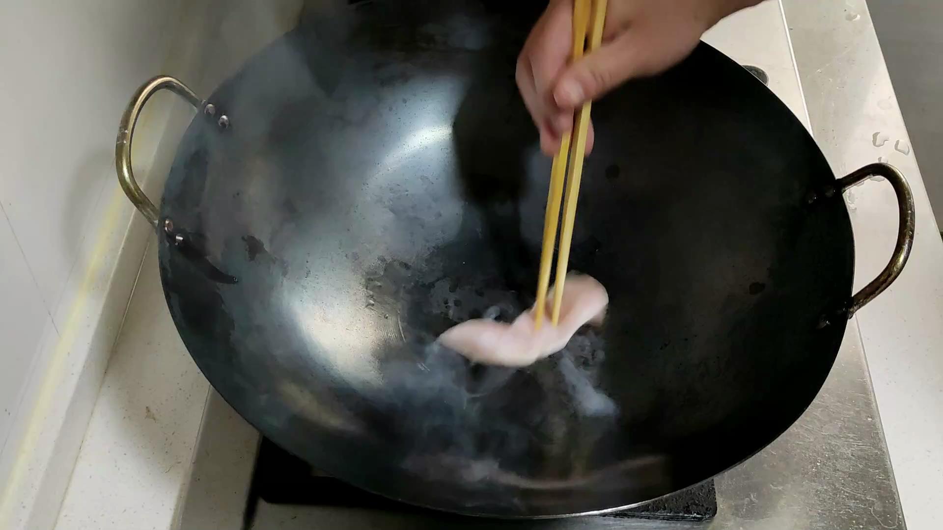 新铁锅不要直接用大厨教你开锅,新买的铁锅开锅不要猪肉