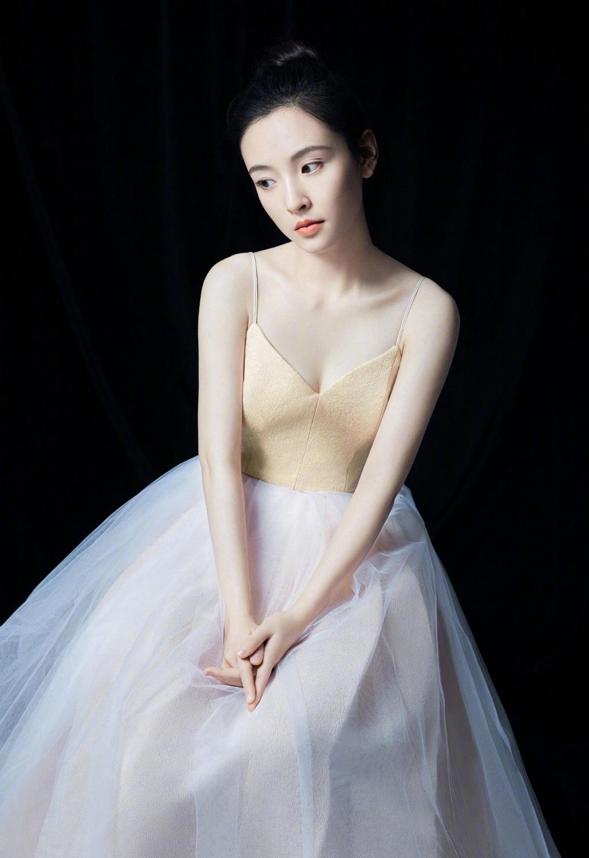 吴倩素颜出街满脸疲态,吴倩生完孩子后颜值重回巅峰