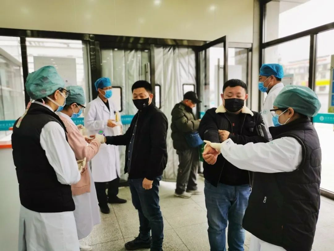 致敬巾帼战疫英雄,致敬坚守一线的巾帼英雄