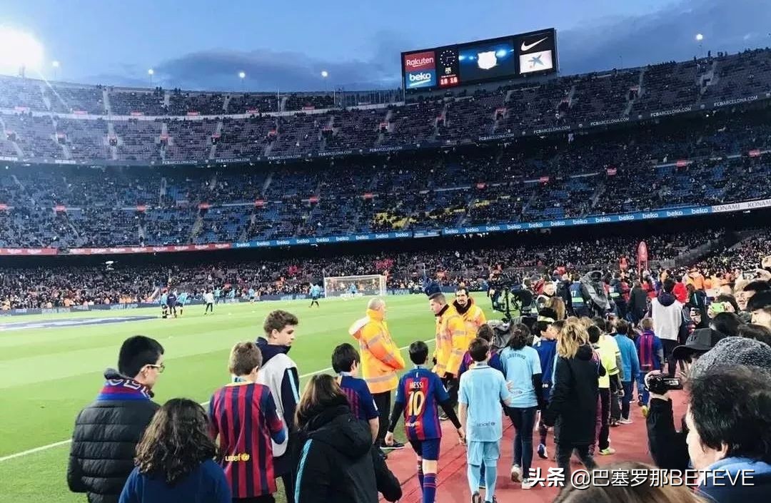 华人小球迷与梅西、苏亚雷斯等巴萨巨星共同庆祝新春佳节