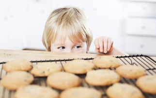小孩爱吃零食不吃饭怎么解决,孩子爱吃零食不哭闹怎么办