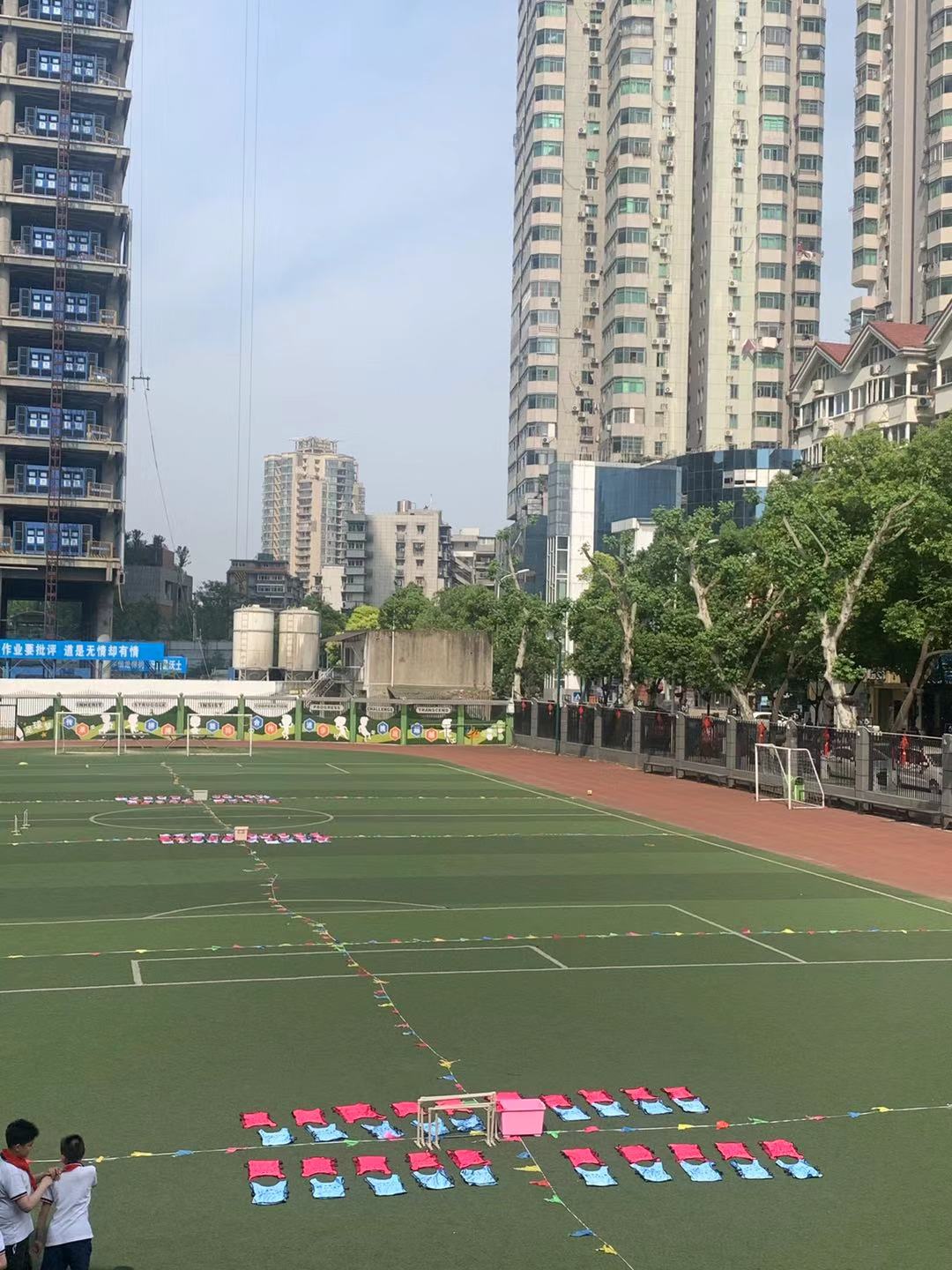 学校开展校园足球活动的主要场地,没有球场的学校如何开展校园足球