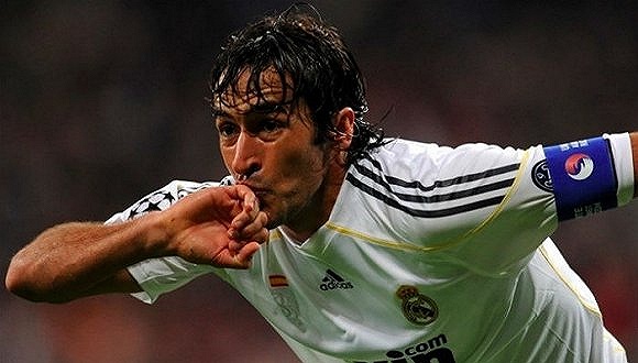 伯纳乌王子劳尔进球,一个动作帅爆全场