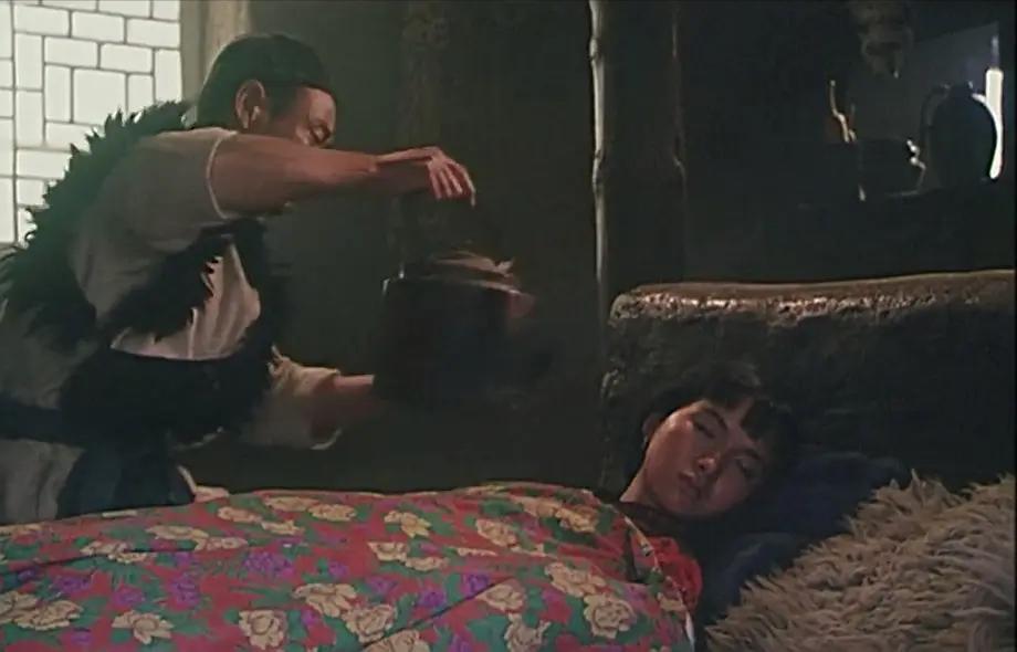 《裸血》：美貌少女成为男人复仇的工具，贪婪和蒙昧下无人能幸免