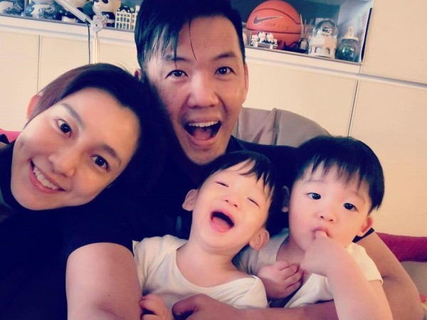 范玮琪下巴缝15针照片,范玮琪晒素颜照皮肤焦黄显憔悴