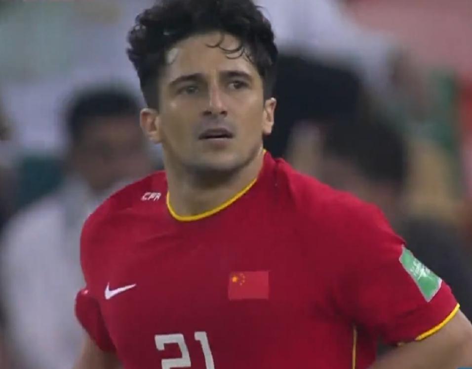 国足vs澳大利亚洛国富被换下,国足输给沙特洛国富采访