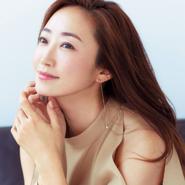 70岁练瑜伽年轻成30岁,50岁开始瑜伽10年后依然貌美如花