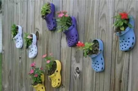 这些废品不要扔都是养花的宝贝,不要的洞洞鞋