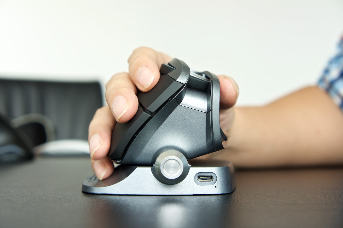 远离鼠标手，不妨试试用垂直鼠标吧！