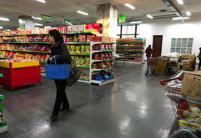 朝鲜人来到中国买东西,朝鲜人到丹东买东西