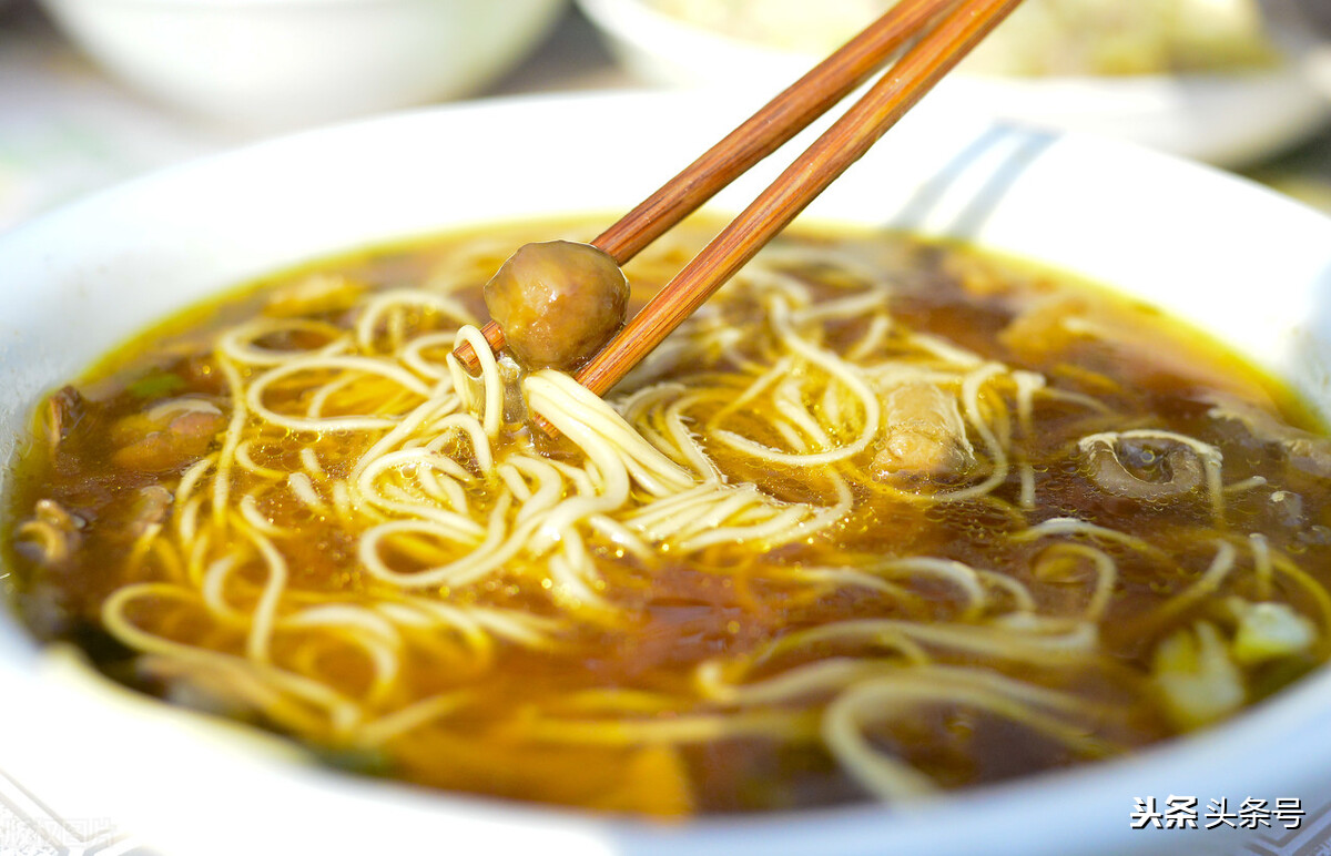 大姐开面馆一个月收入8万,陕西大姐靠手艺赚钱