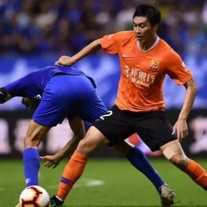 中超武汉球迷文化节“小小画家”童心绘出绿茵梦