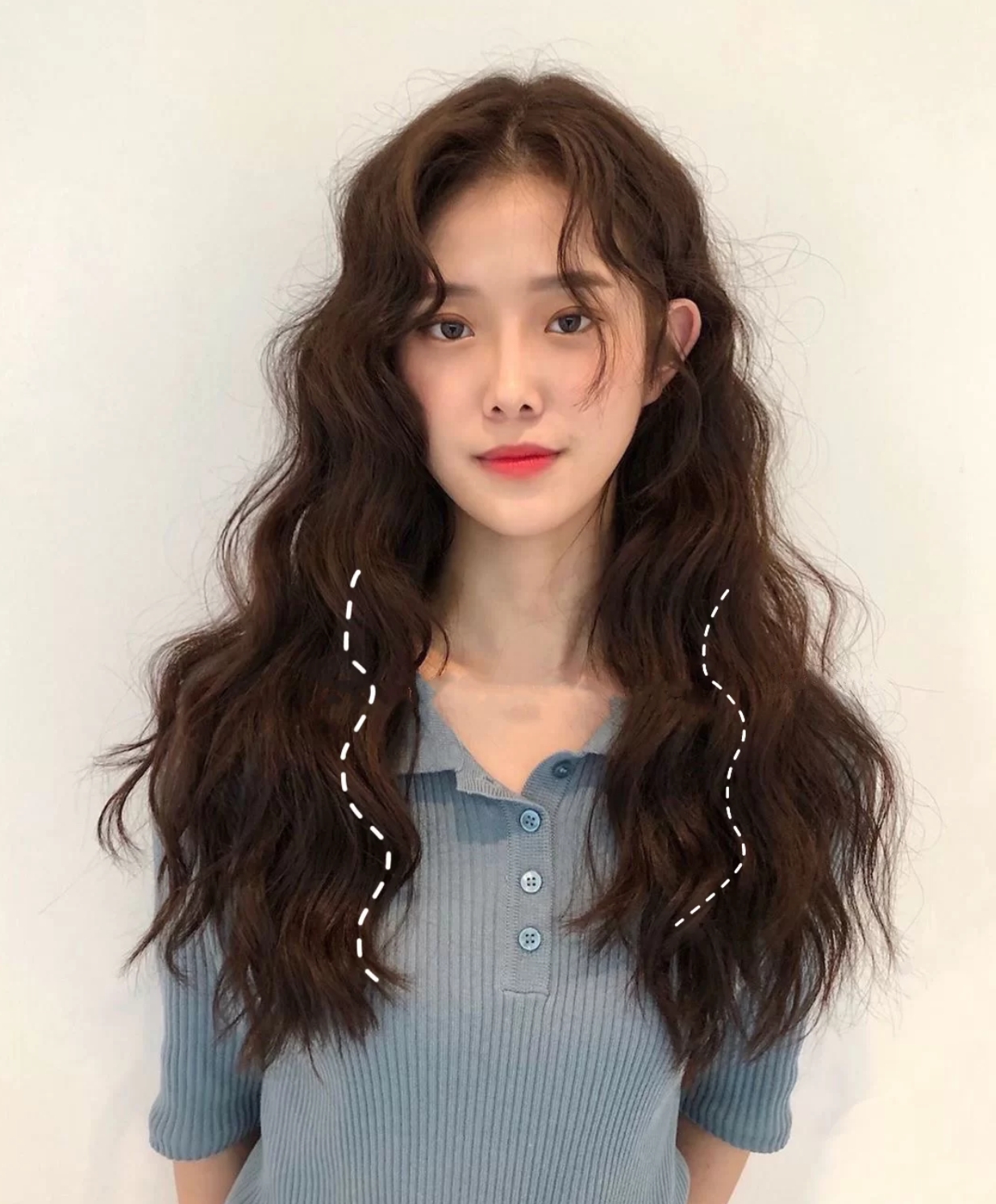 刘海中长发波浪卷发型,适合齐刘海的卷发减龄