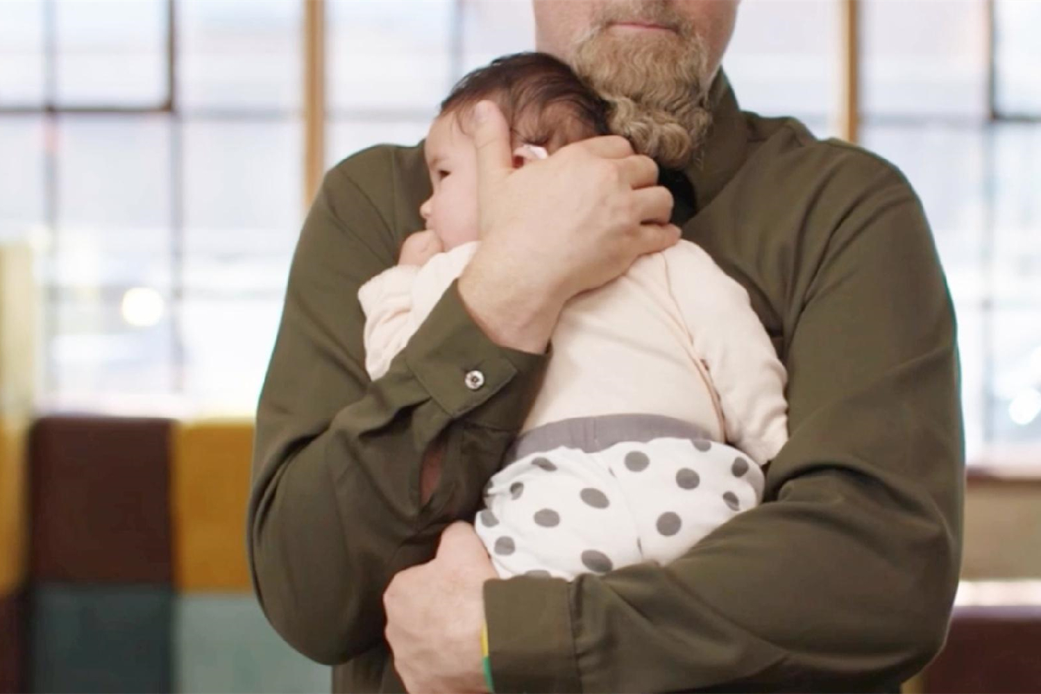 宝宝3个月了竖着头抬不起来,我家宝宝3个月不会抬头不能竖抱