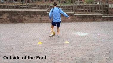 拿球怎么转身,踢球转身慢怎么训练