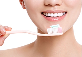 门牙黄变白的简单方法,喝茶牙黄变白最实用的方法