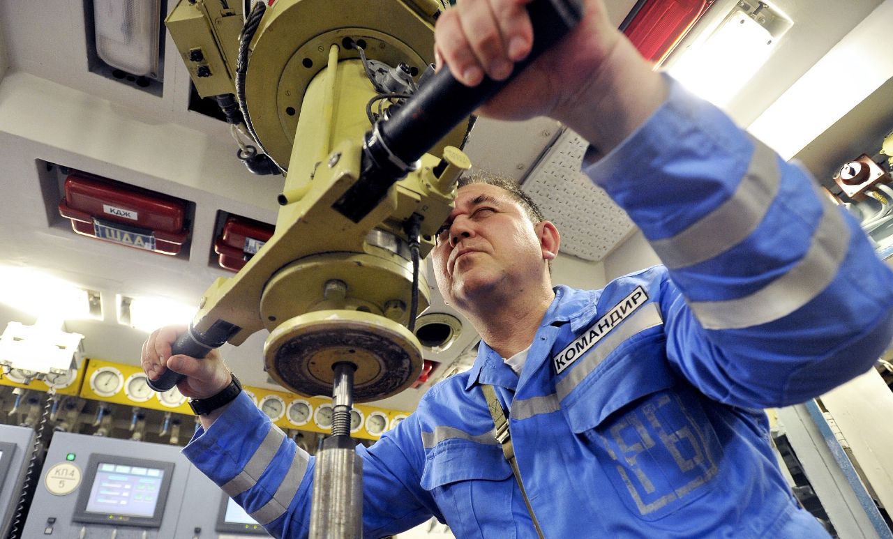 潜艇上没有窗户,潜艇在水底无法通过舷窗观察