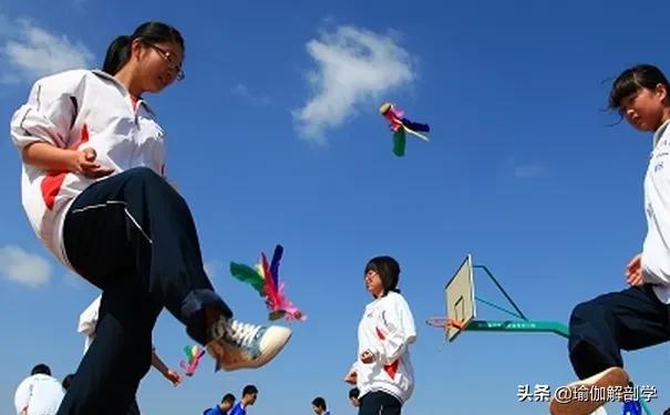 瑜伽劈叉基础练习,初学瑜伽的基本动作拉筋劈叉