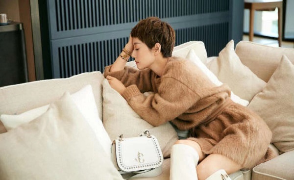 43岁马伊琍太惊艳了,马伊琍穿小白鞋露脚踝