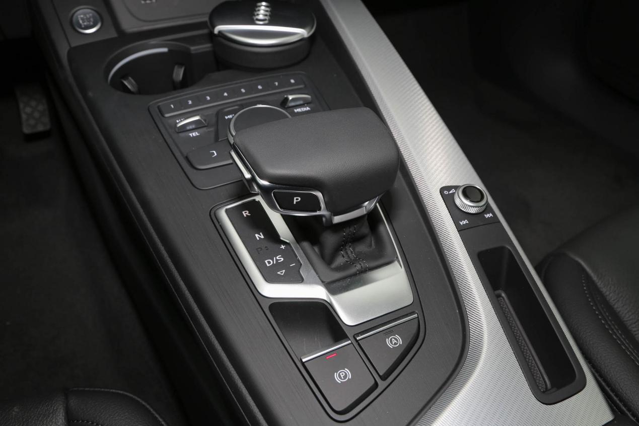 奥迪a5评测视频38号车评中心,既有奥迪a5的颜值又有空间感