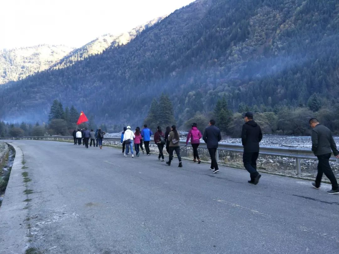 感悟初心牢记使命凝聚全域旅游发展动力阿坝州文化体育和旅游系统结合行业标准化和行风建设务实开展主题教育