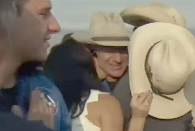 贝佐斯女友当街亲他一脸口红，浑身巨钻，富婆气息，转正的节奏？