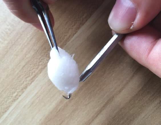 脸上有小疙瘩脂肪粒怎么消除,脸上脂肪粒挤出来的洞怎么办