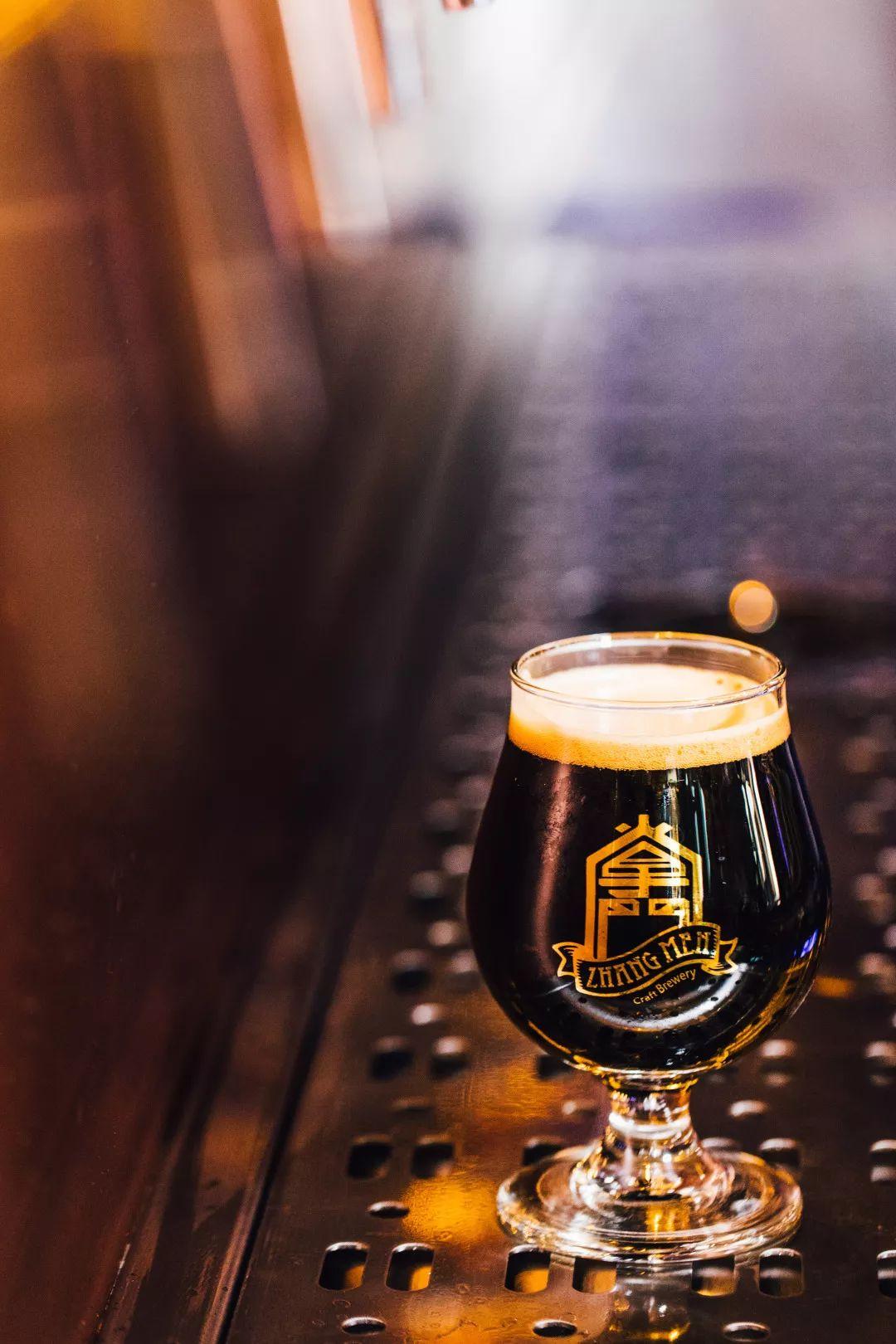 外国人喝中国精酿,泥煤味精酿