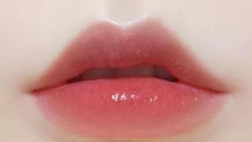 再昂贵的口红也只是点缀,遮盖深唇纹最好的口红