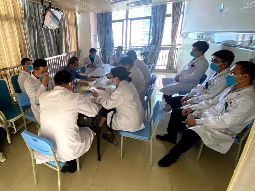 漳州第三医院：一男子高烧39.8℃被紧急送医，检查后发现肚里居然藏着“定时*弹炸**”