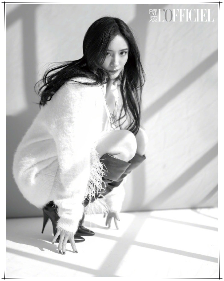 杨幂活动新照曝光罗裙轻摆美呆了 (杨幂跪坐瘦腿)