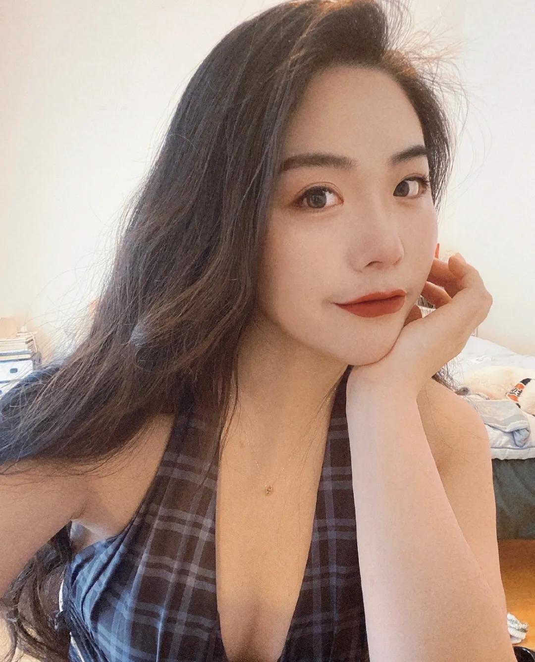 四川护士脱掉制服，却遭网友炮轰：现在的护士真会玩？