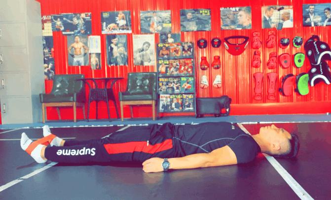 屁股扁平中间还有个坑,屁股扁且下垂显得腿短