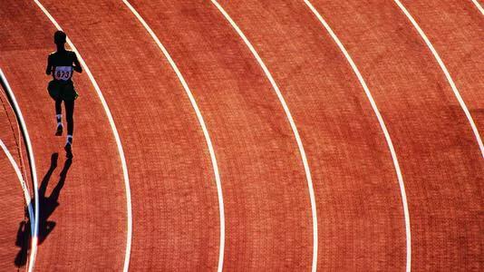 崴脚了要怎么自救,脚崴了一个月了该怎么办