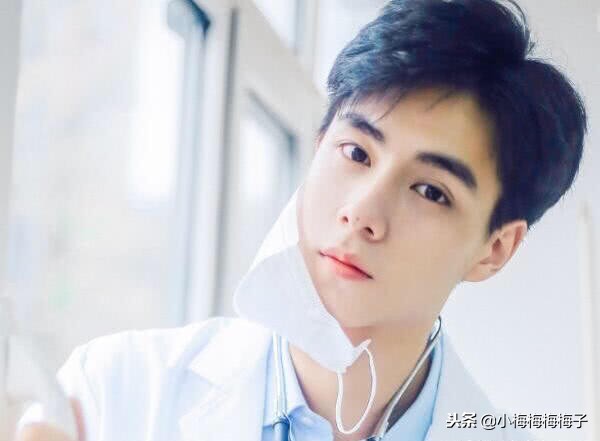 有痣男星都超帅，鹿晗长眉上，胡一天在鼻子，他的泪痣太好看了