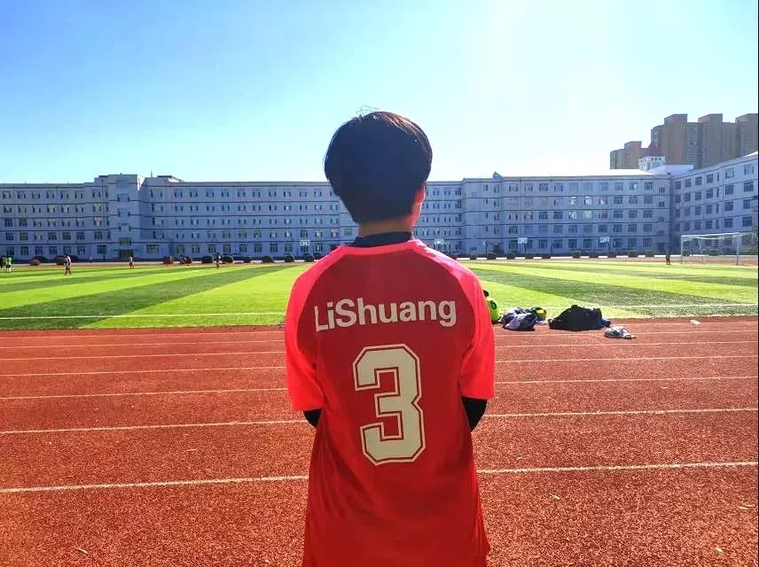 一脚射门！宝清二中女孩赛场上划出完美“弧线”！