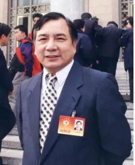 第一个买法拉利的男人，蹲过板房，但一生低调捐款6.3个亿