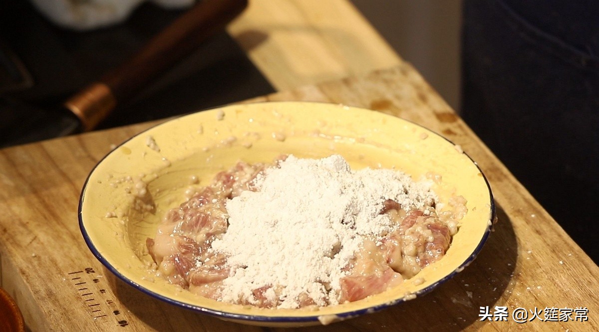 酸菜滑肉汤，老师傅教你肉片爽滑鲜嫩的小窍门，一学就会
