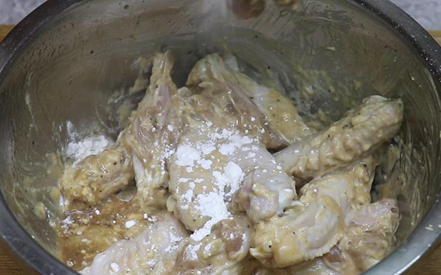 鸡翅这样做，外焦里嫩，口味独特，做法简单，刚出锅就被吃光了