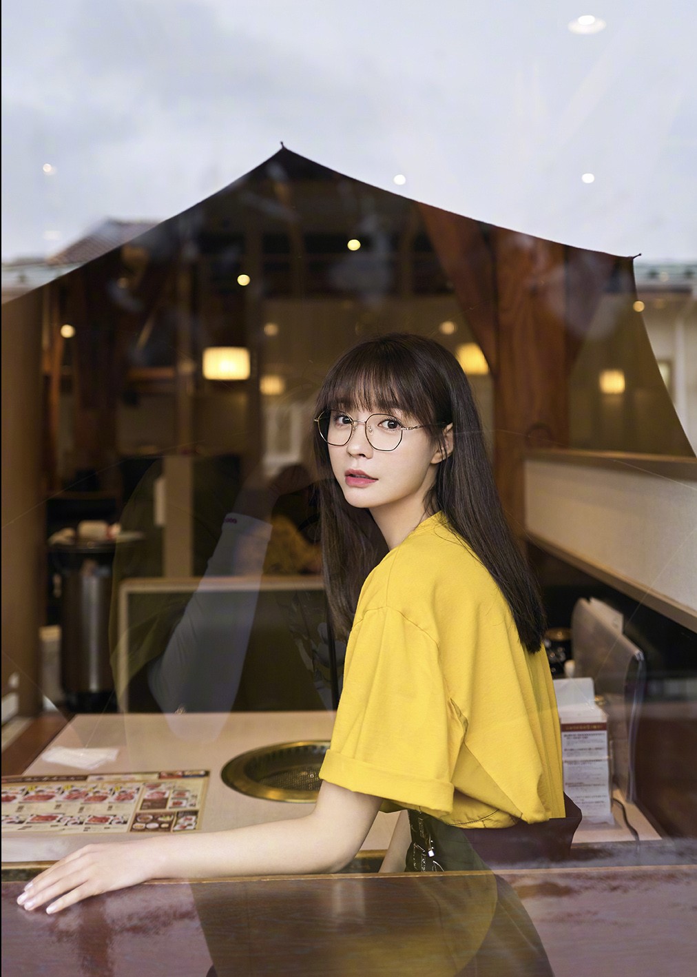 沈梦辰穿绿色衬衫配高腰短裤,可爱沈梦辰穿粉色卫衣