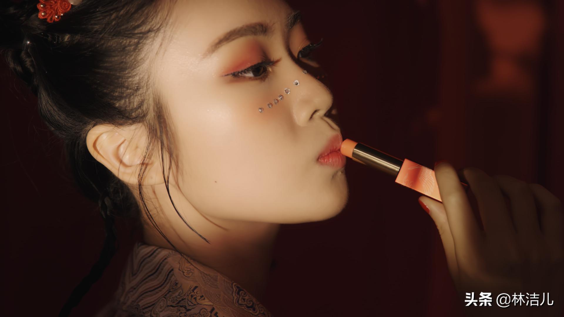 怎么练肌肉显脸小,如何打造完美脸型和高挑身材