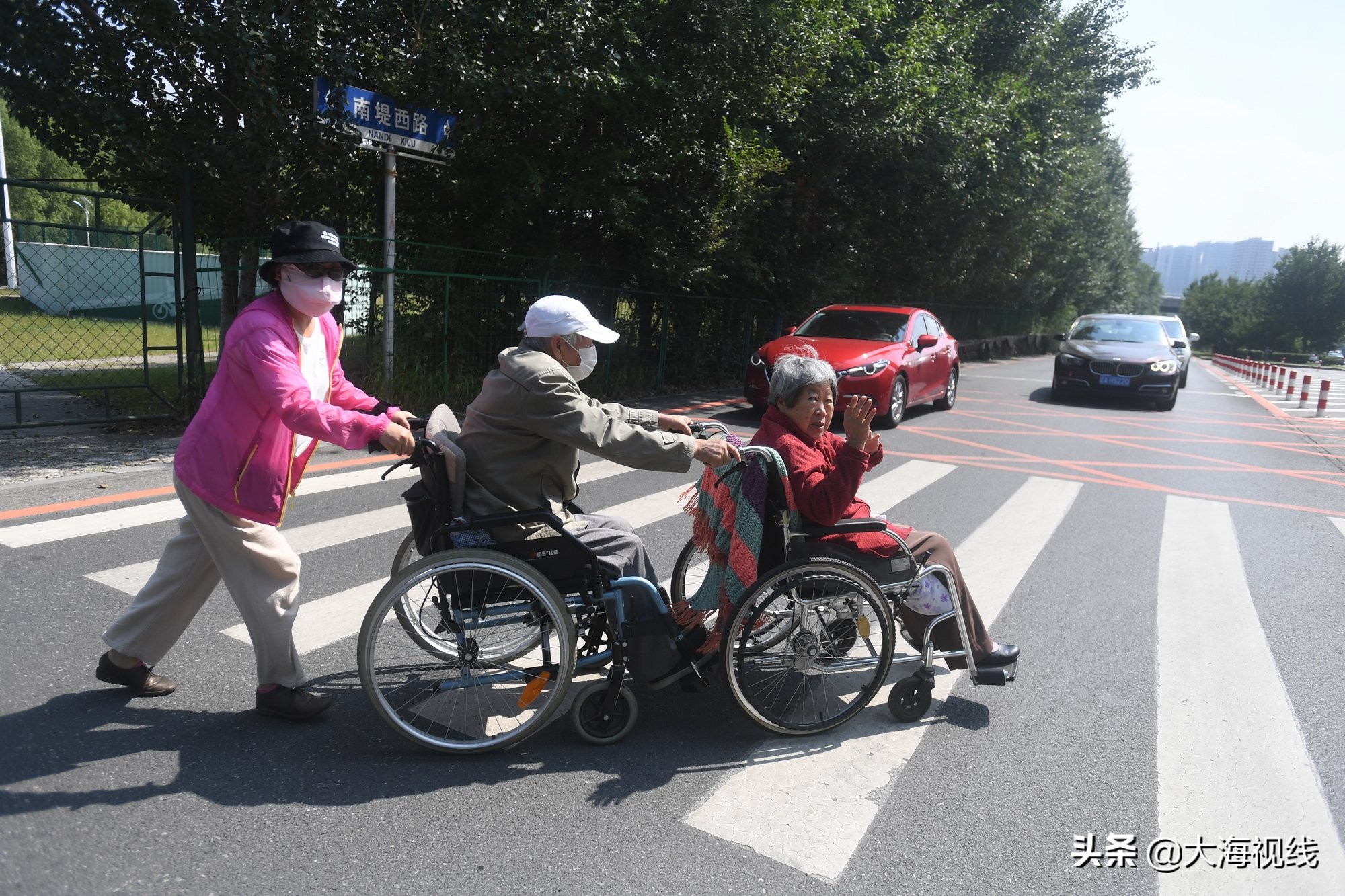 沈阳上演孝父敬母一幕任女士告诉你啥叫“我是你的腿”