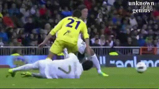 球王假装老人踢足球,内马尔假摔和c罗假摔哪个多