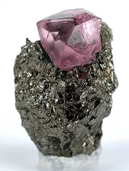 各种宝石原石的种类图片大全,高清彩色宝石原石图片大全