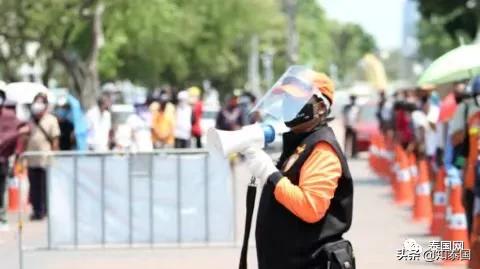 那个爬上高塔的泰国大哥，心中该有多么悲伤...