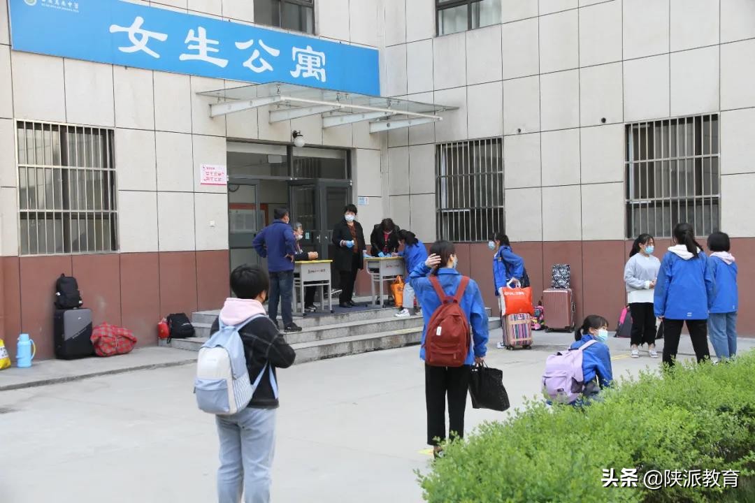 春暖花开师生归来,春暖花开校园重逢