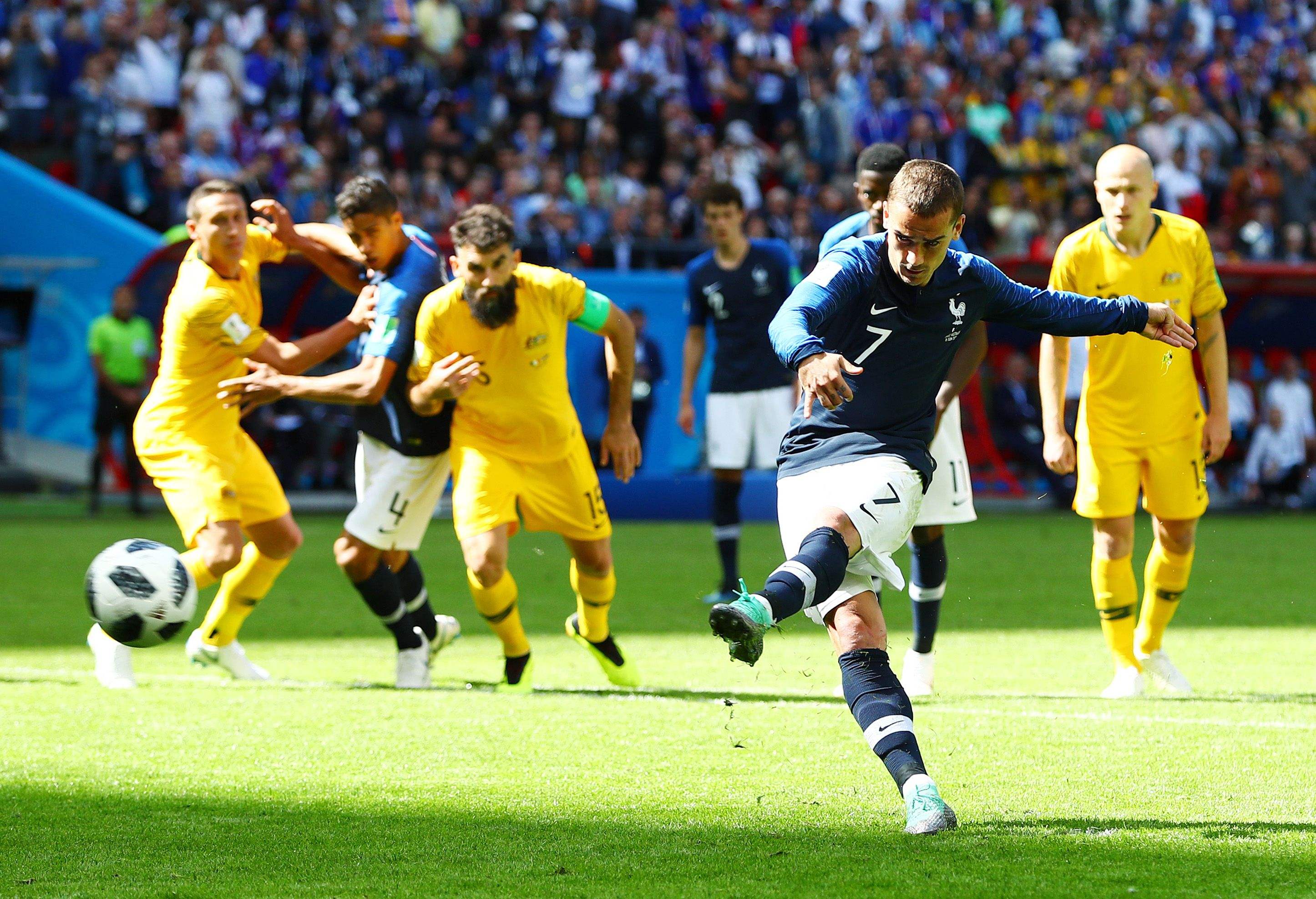 格里兹曼在梅西面前秀任意球,格里兹曼梅西罗斯