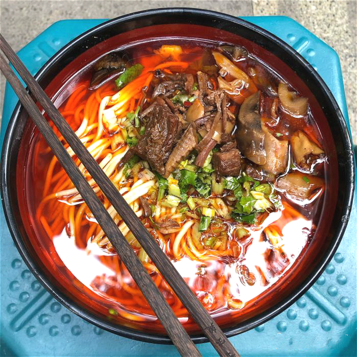 让人震撼的“板凳部队”！成都老字号特色面馆，排队就餐太壮观！