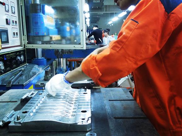 硫化硅胶模具用什么材料,硅胶模具粘蜡怎么解决