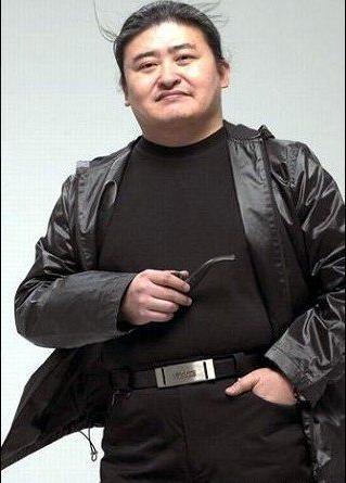 56岁刘欢是酒鬼？喝到骨头坏死靠拐杖走路？冯小刚：没有人像他